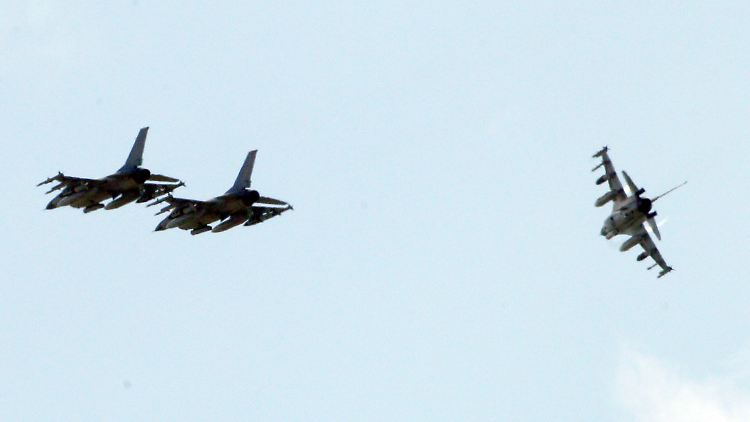 Einsatzbereit: Dänische Kampfjets beim Training über Italien.