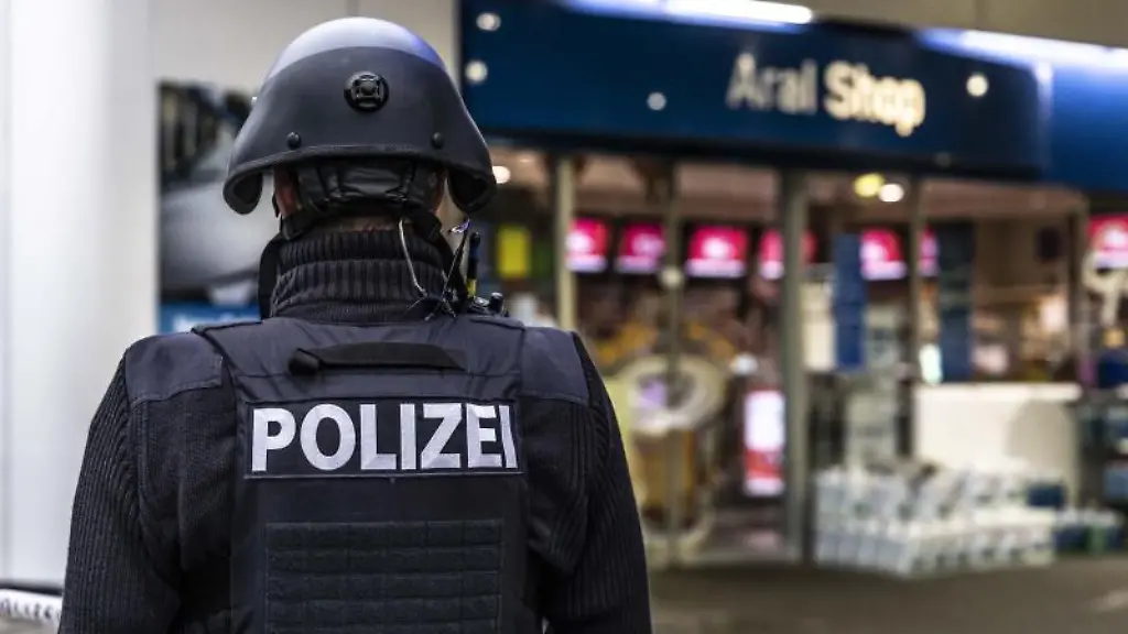 Ein-Polizist-sichert-eine-Tankstelle-in-Idar-Oberstein