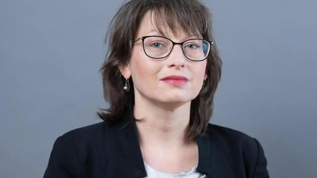 Katja-Paehle-SPD-schaut-in-die-Kamera