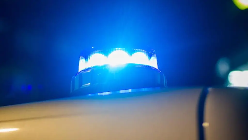 Das-Blaulicht-eines-Polizeifahrzeugs