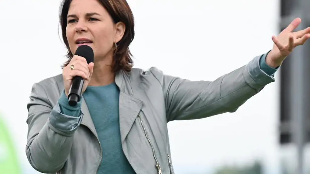 Die-gruene-Kanzlerkandidatin-Annalena-Baerbock-spricht-in-Mainz