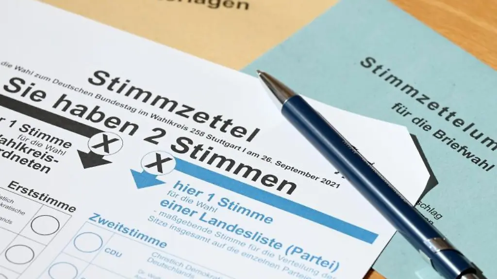 Ein-Stimmzettel-mit-einer-abgeschnittenen-Ecke-fuer-die-Briefwahl-zur-Bundestagswahl-liegt-auf-einem-Tisch