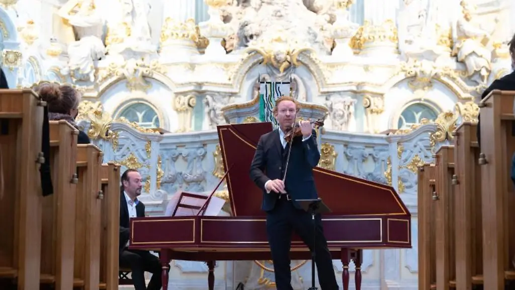 Artistic-Director-Daniel-Hope-und-der-Kantor-der-Frauenkirche-Matthias-Gruenert-musizieren