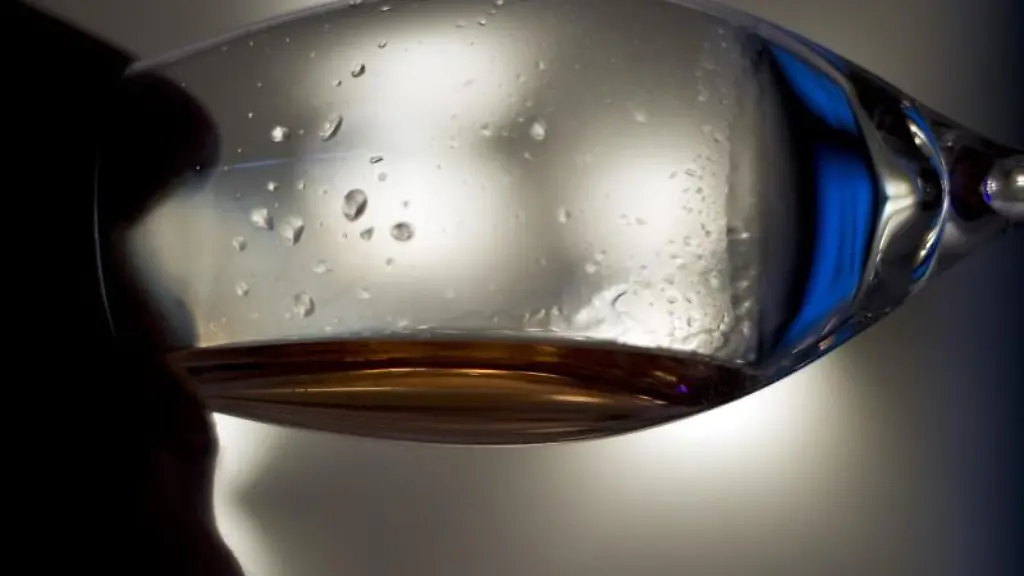 Eine-Frau-trinkt-aus-einem-Weinglas