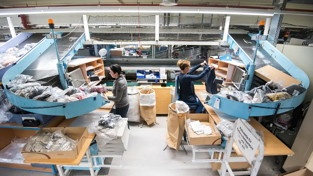 In-Ruecksendezentren-der-Online-Haendler-werden-die-Retouren-kontrolliert-und-sortiert