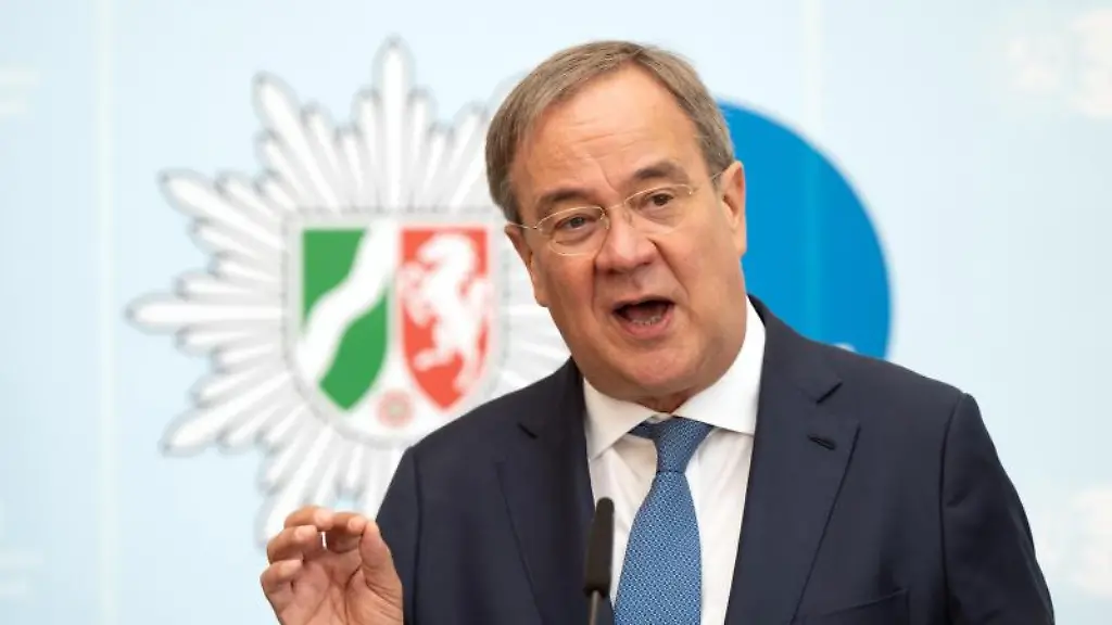 Armin-Laschet-CDU-steht-im-Landeskriminalamt-vor-den-Kameras