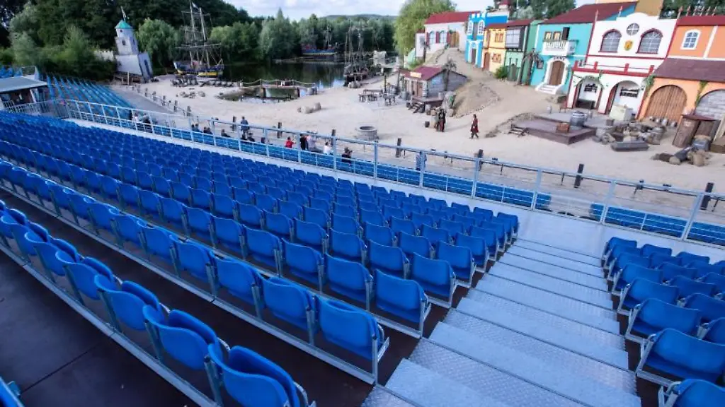 Die-neue-Zuschauertribuene-vor-der-Freilichtbuehne