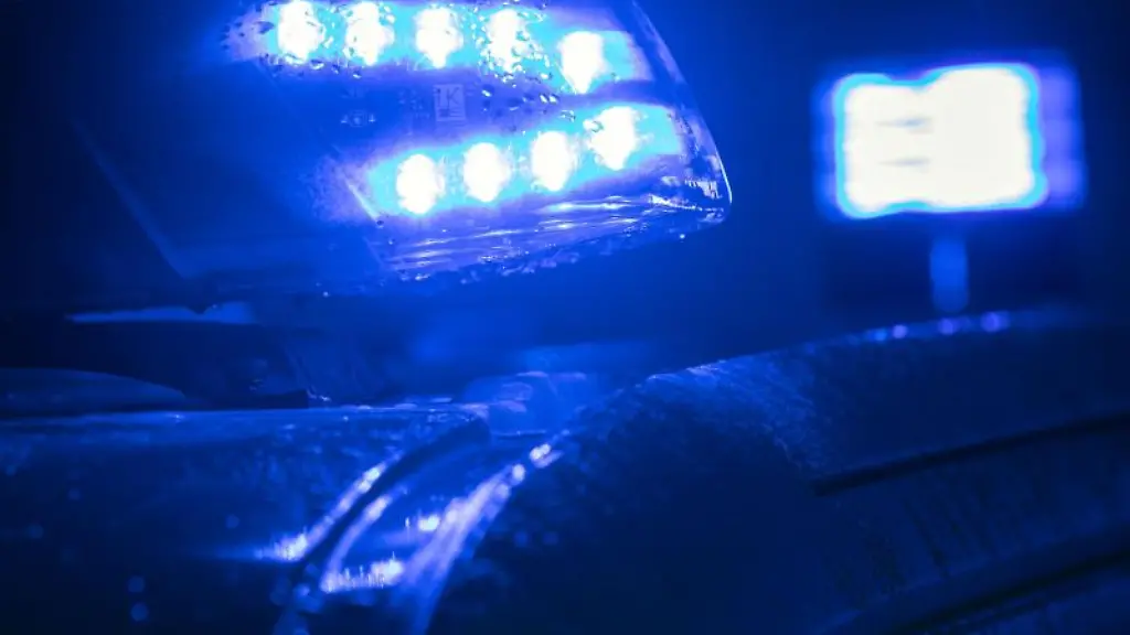 Blaulicht-auf-einem-Polizeifahrzeug