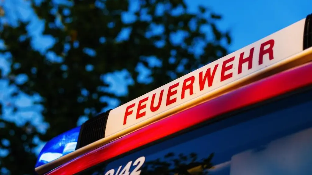 Das-Blaulicht-leuchtet-auf-dem-Dach-eines-Einsatzfahrzeugs-der-Feuerwehr