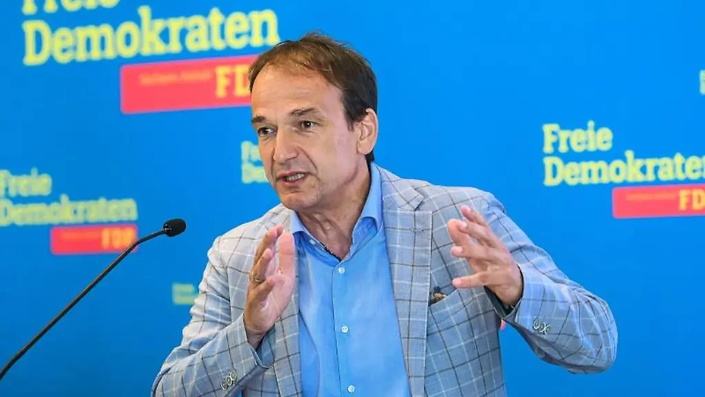 Andreas-Silbersack-FDP-spricht-bei-einer-Veranstaltung