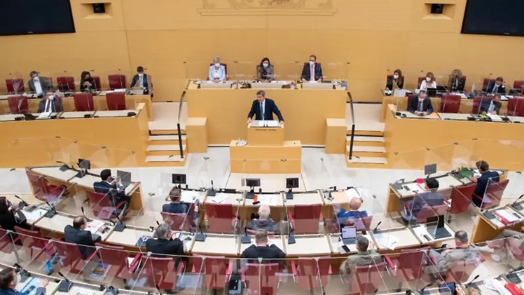 Markus-Soeder-CSU-Ministerpraesident-von-Bayern-spricht-im-bayerischen-Landtag