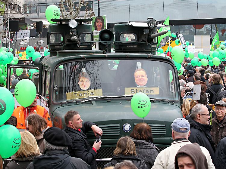 Ein alter Wasserwerfer mit den Konterfeis von Umweltministerin Gönner und Ministerpräsident Mappus erinnert auf dem Schlossplatz in Stuttgart an die Verletzten des 30. September 2010.