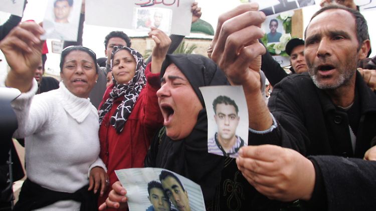 Tunesier, die Verwandte bei der Überfahrt nach Lampedusa verloren haben, verlangen von den Behörden in der tunesischen Hauptstadt, die Todesfälle zu untersuchen.