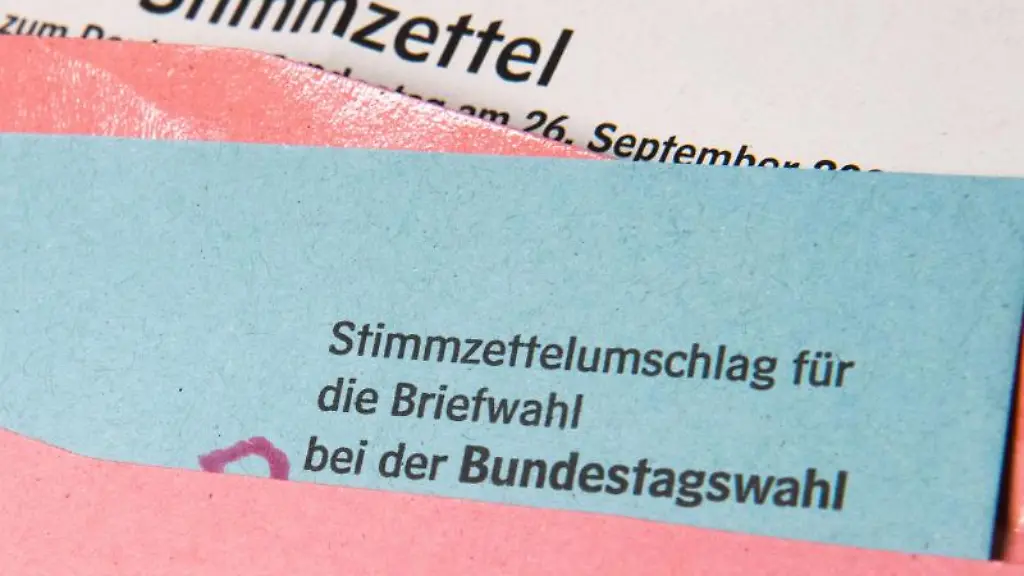 Ein-Muster-von-einem-Stimmzettelumschlag-fuer-die-Briefwahl-bei-der-Bundestagswahl-2021-liegt-auf-einem-Tisch