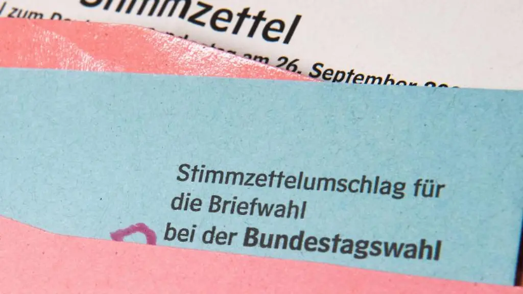 Ein-Muster-von-einem-Stimmzettelumschlag-fuer-die-Briefwahl-bei-der-Bundestagswahl-2021-liegt-auf-einem-Tisch