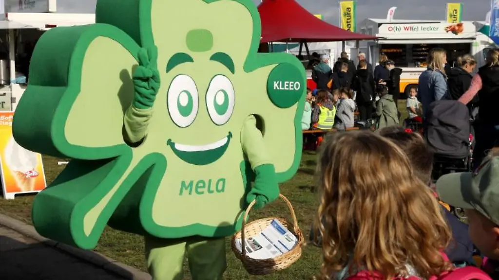 Zur-Eroeffnung-der-30-Agrarmesse-MeLa-ist-das-Maskottchen-Kleeo-auf-dem-Messegelaende-unterwegs