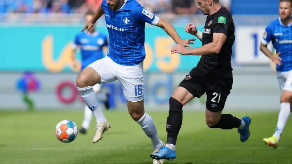 Darmstadts-Mathias-Honsak-l-und-Dresdens-Michael-Sollbauer-kaempfen-um-den-Ball