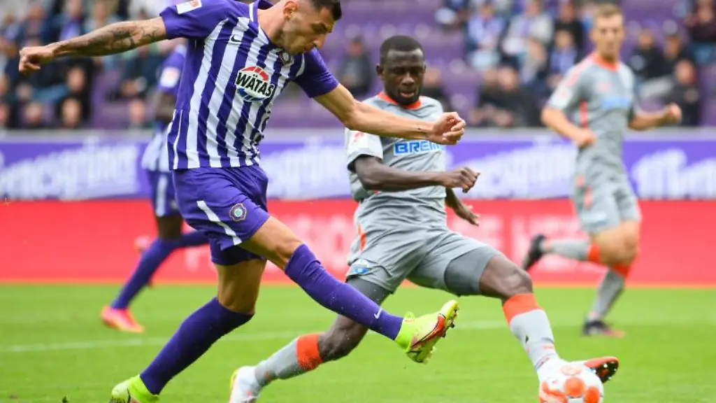 Aues-Nikola-Trujic-l-gegen-Paderborns-Jamilu-Collins