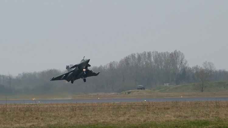 Ein französischer Kampfjet startet vom Militärflughafen Saint-Dizier im Osten Frankreichs.