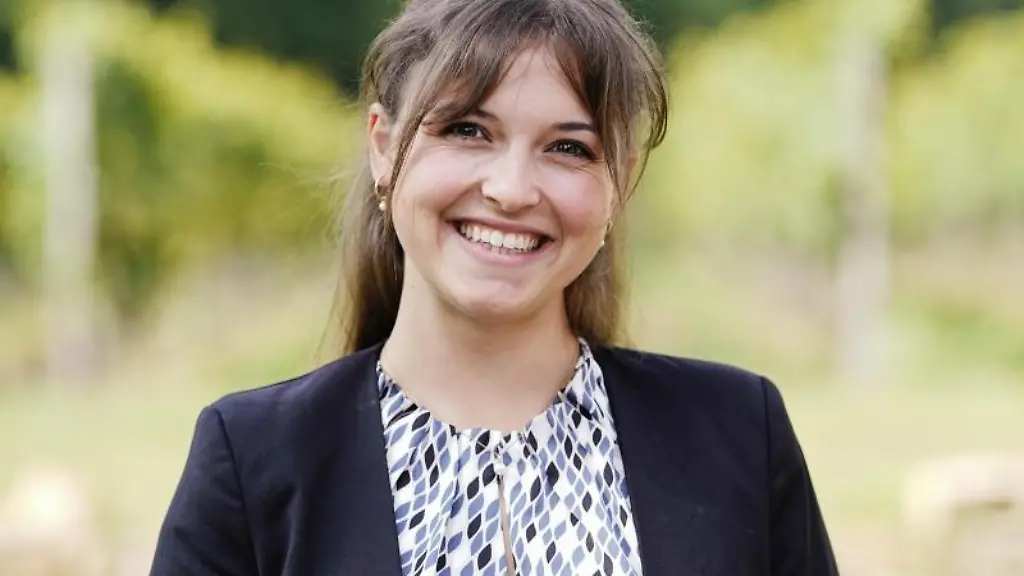 Sina-Erdrich-Baden-Kandidatin-bei-der-Wahl-zur-Deutschen-Weinkoenigin-steht-vor-einem-Weinberg