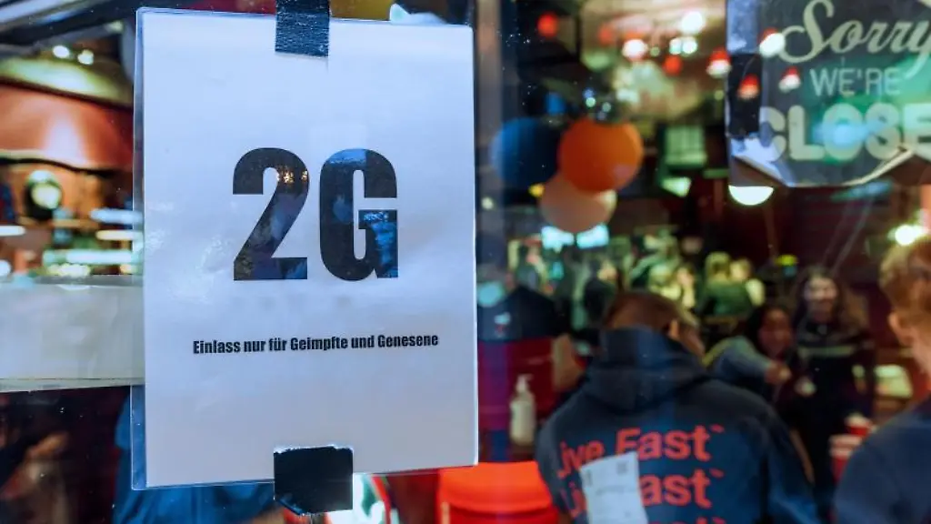 Im-Fenster-einer-Kiez-Kneipe-haengt-ein-Zettel-mit-Text-2G-Einlass-nur-fuer-Geimpfte-und-Genesene