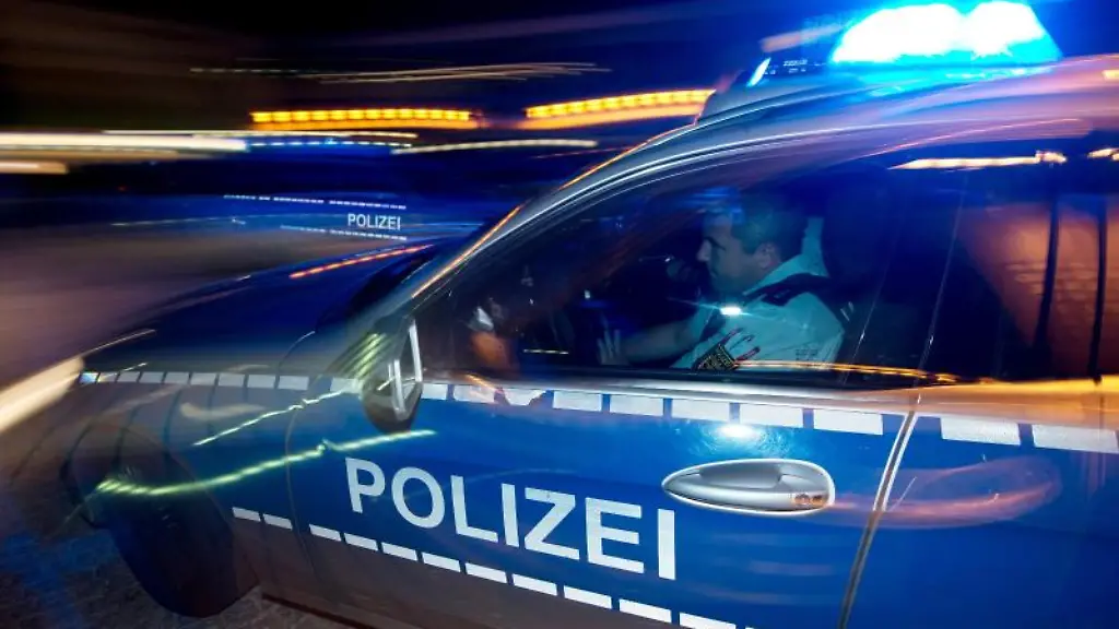 Eine-Polizeistreife-faehrt-zu-einem-Einsatz