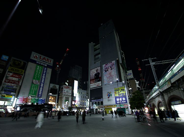 Stromsparen in Tokio: Ein Großteil der Reklametafeln bleibt aufgrund von Engpässen in der Energieversorgung dunkel.