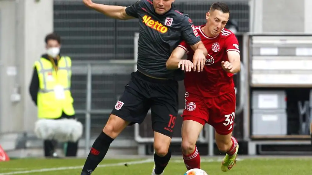 Regensburgs-Andreas-Albers-l-und-der-Duesseldorfer-Robert-Bozenik-kaempfen-um-den-Ball