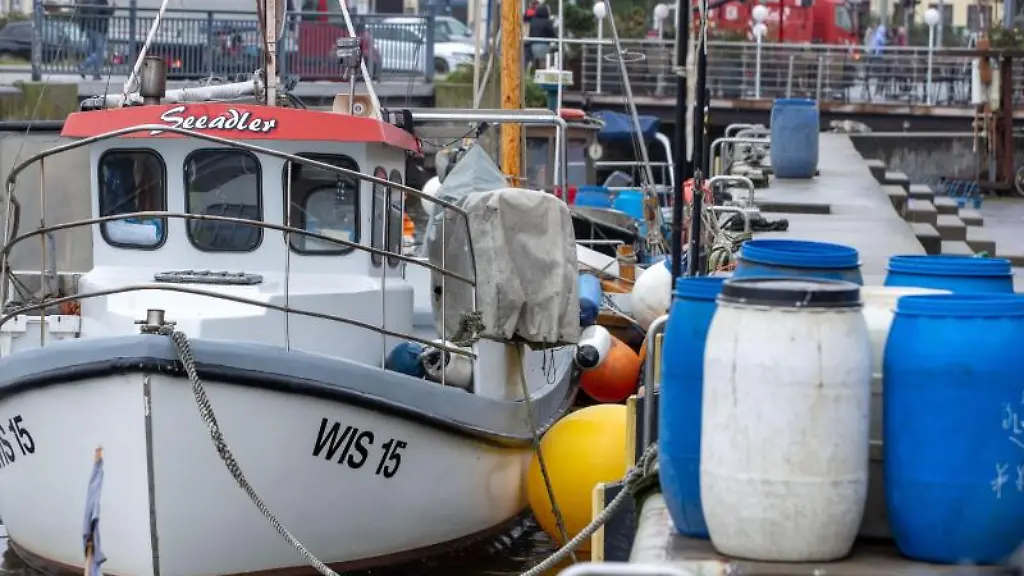 Der-Fischkutter-Seeadler-liegt-im-Alten-Hafen