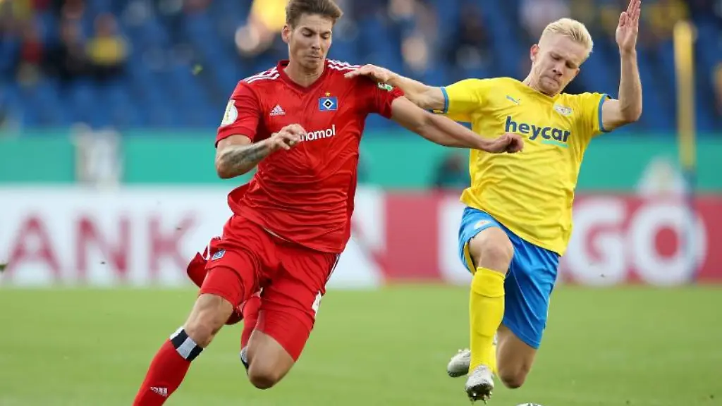 Hamburgs-Maximilian-Rohr-l-im-Zweikampf-mit-Braunschweigs-Bryan-Henning