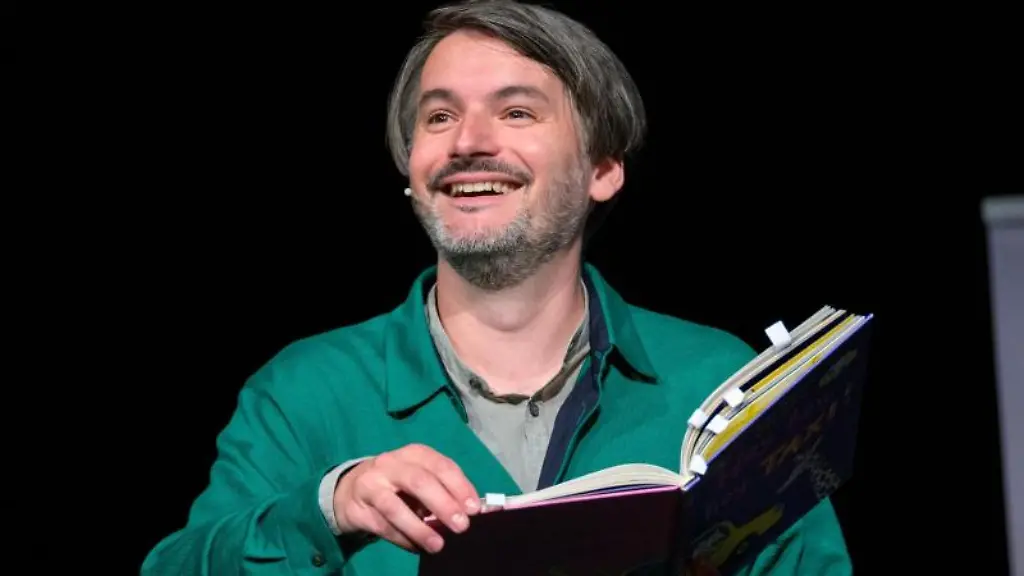 Schriftsteller-Sasa-Stanisic-erzaehlt-waehrend-der-Preisverleihung-eine-Geschichte-aus-seinem-Kinderbuch