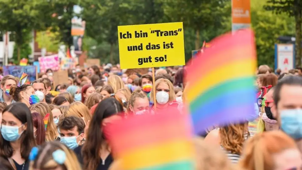 Zahlreiche-Demonstranten-und-Demonstrantinnen-ziehen-waehrend-des-CSD-2021-durch-Oldenburg