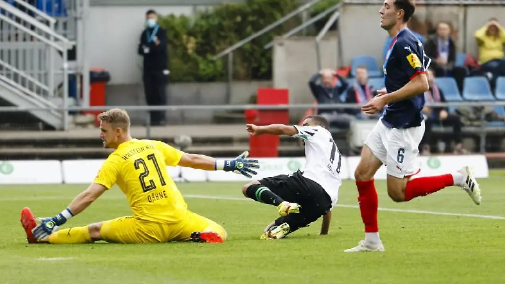 Hannovers-Linton-Maina-M-trifft-gegen-Kiels-Torwart-Thomas-Daehne-l-und-Marcel-Benger-zum-3-0