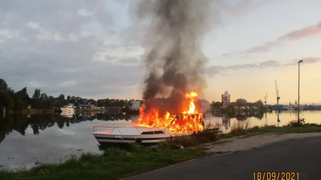 Ein-Sportboot-steht-in-Flammen
