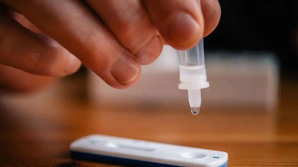 Ein-Mann-traeufelt-eine-Loesung-auf-eine-Testkassette-fuer-einen-Schnelltest