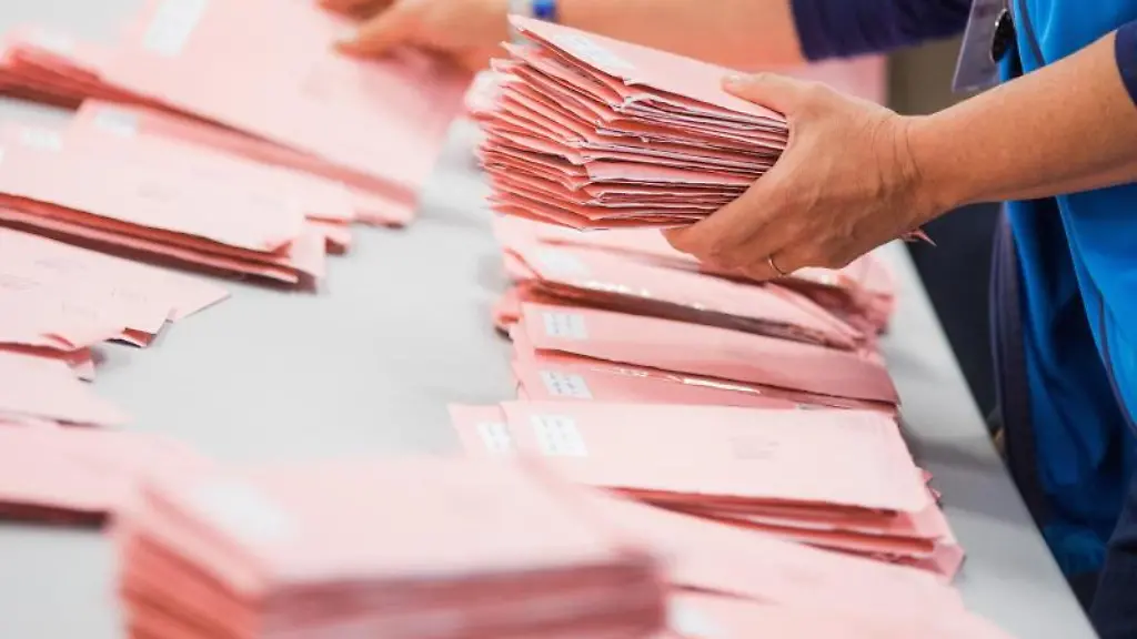 Wahlhelfer-sortieren-die-roten-Wahlbriefe-mit-den-abgegebenen-Stimmen