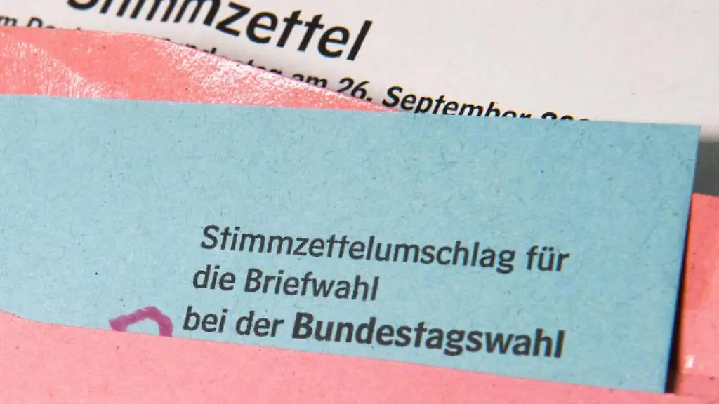 Ein-Muster-von-einem-Stimmzettelumschlag-fuer-die-Briefwahl-liegt-auf-einem-Tisch