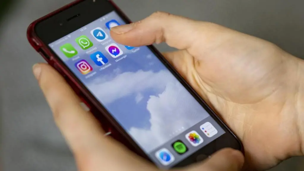 Auf-einem-Smartphone-sieht-man-die-Symbole-verschiedener-Sozialer-Medien-und-Messenger-Dienste