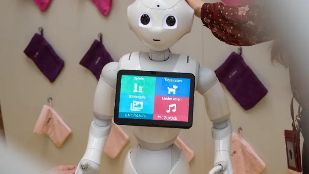 Pflegeroboter-Pepper-reagiert-in-der-Ausstellung-Heilen-und-Pflegen