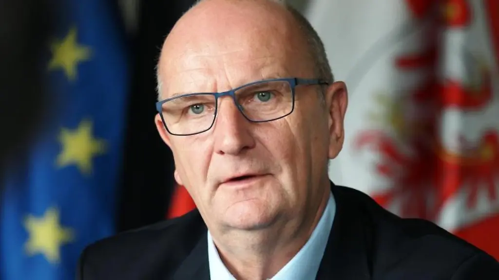 Dietmar-Woidke-SPD-Ministerpraesident-von-Brandenburg-spricht-waehrend-des-Interviews