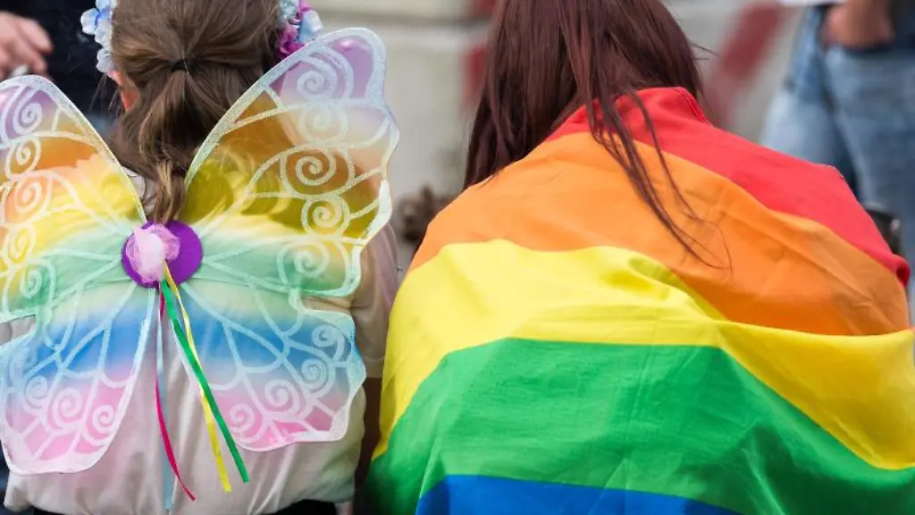 Zwei-Teilnehmerinnen-des-Christopher-Street-Day-in-Oldenburg