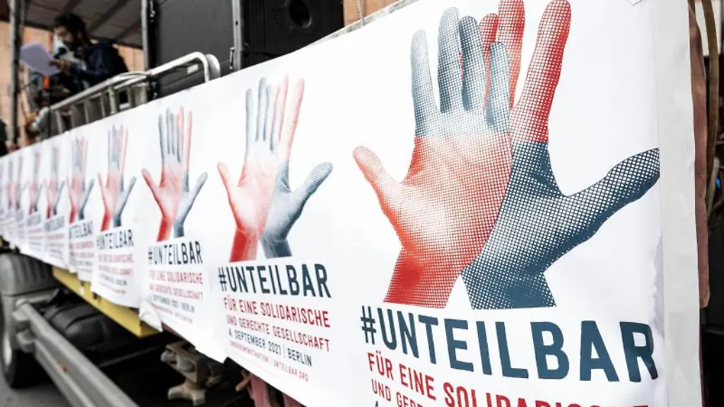 Plakate-der-Demonstration-des-Buendnisses-Unteilbar