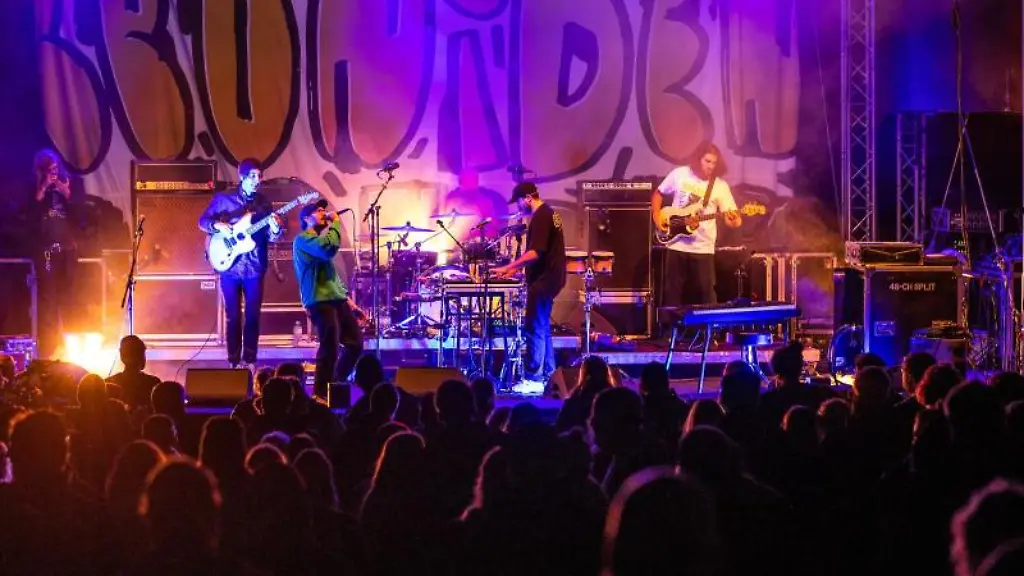 Jakob-Amr-und-die-Indie-Rock-Band-Leoniden-spielen-beim-Konzert-Jamel-rockt-den-Foerster