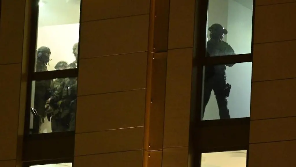 Spezialkraefte-der-Polizei-sind-im-Einsatz-in-einem-Duesseldorfer-Hotel