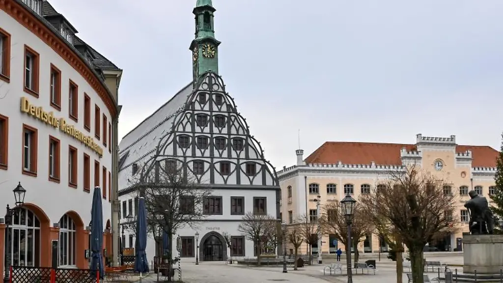 Die-spaetgotische-Giebelfassade-des-Gewandhauses-M-praegt-des-Bild-im-Zentrum-der-Stadt