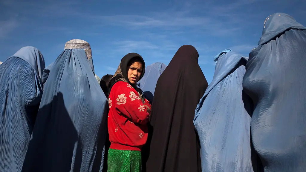 2021-08-26T221207Z-812337668-RC2ONI75YA62-RTRMADP-3-AFGHANISTAN-WOMEN