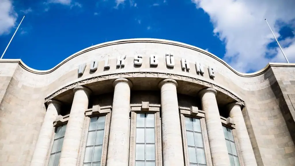 Die-Volksbuehne-Berlin-ist-unter-blauem-Himmel-zu-sehen
