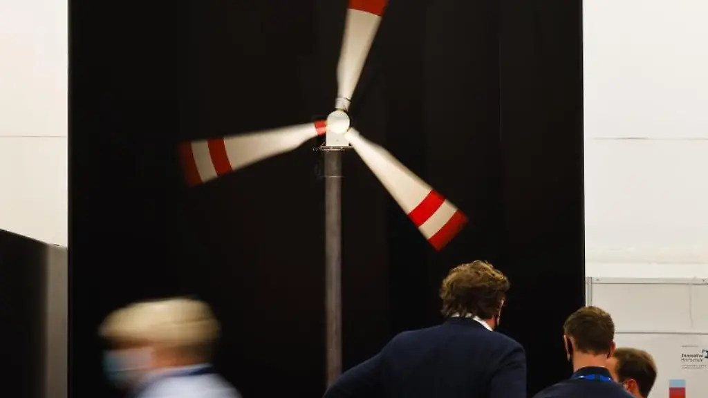 Ein-Miniatur-Windrad-dreht-sich-an-einem-Messestand