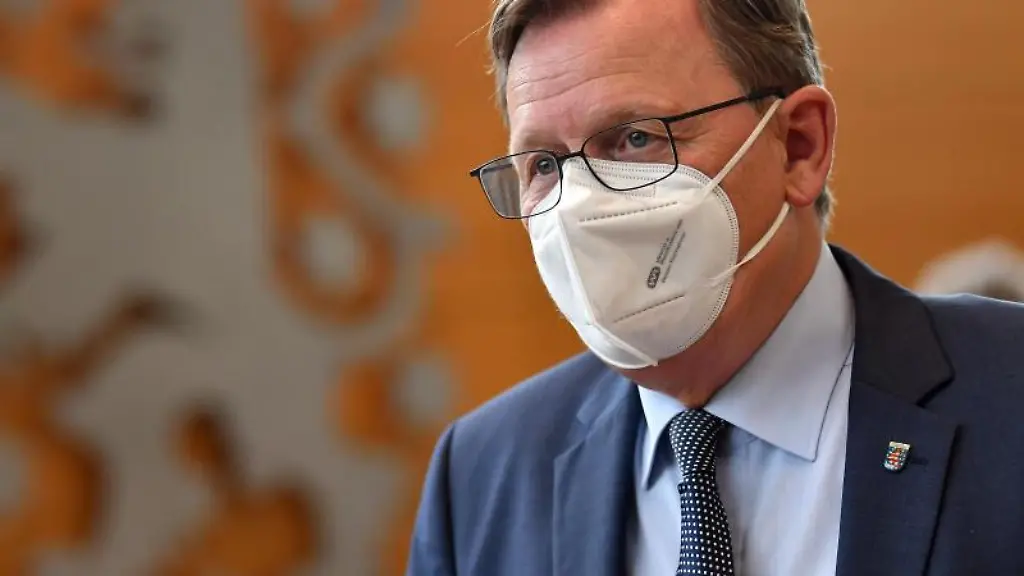 Bodo-Ramelow-Die-Linke-Ministerpraesident-von-Thueringen-schaut-in-die-Runde