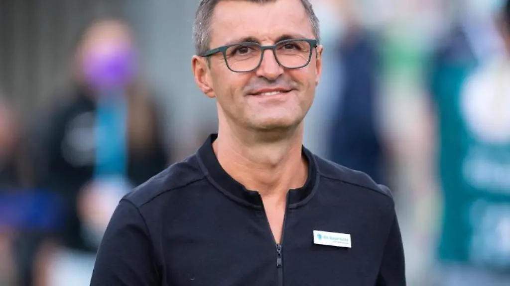 Trainer-Michael-Koellner-kommt-vor-einem-Spiel-ins-Stadion